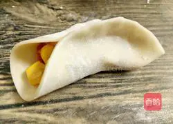 Illustration of how to wrap crescent-shaped dumplings 13