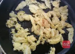 Illustration of how to make tomato and egg fried rice 5