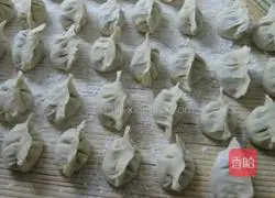 Illustration of how to make pork and celery dumplings 10