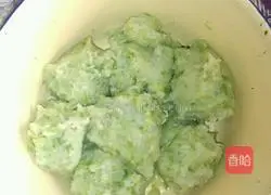 Illustration of how to make radish and leek meat dumplings 1
