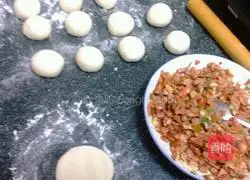 Illustration of how to make red bamboo shoot buns 11