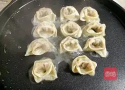 Illustration of how to make pan-fried wontons 7