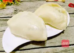 Illustration of how to make large dumplings with vegetarian filling 22