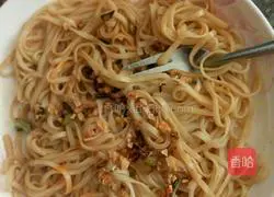 Illustration of how to make simple garlic noodles 6