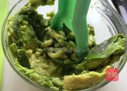 Illustration of how to make mashed avocado sandwich with yogurt salad 1