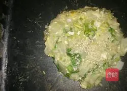 Illustration of how to make seafood, egg and vegetable fried rice 8