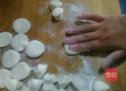 Illustration of how to make fried pork and cabbage dumplings 4