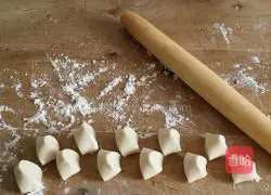 Illustration of how to make pork and cowpea dumplings 9