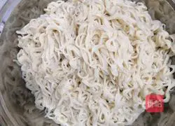 Illustration of how to make fried noodles with eggs, ham and vegetables 2
