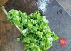 Illustration of how to make noodles with scallion oil 1