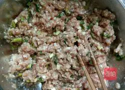 Illustration of how to make dumplings stuffed with chives and fungus 5