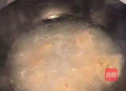 Illustration of how to make fresh meat and river shrimp wontons 5