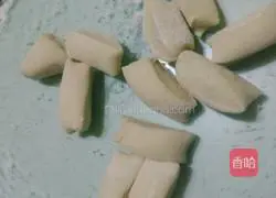 Illustration of how to make dumpling skins 4