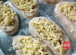 Illustration of how to make grilled cheese steamed buns 3