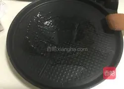 Illustration of how to make black pepper fat beef rice in electric baking pan 3