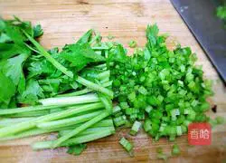 Illustration of how to make parsley chicken thigh dumplings 7