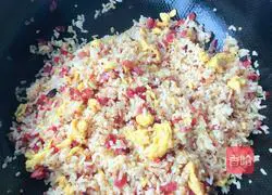 Illustration of how to make sausage and egg fried rice 7