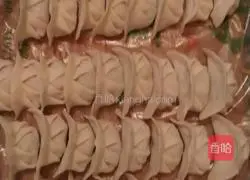 Illustration of how to make dumplings stuffed with chives and meat 4