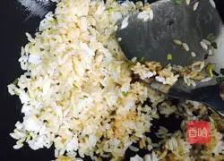 Illustration of how to make fried rice with chives and eggs 8