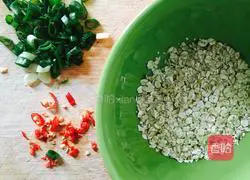 Illustration of how to make green onion oatmeal egg pancake 2