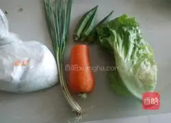 Illustration of how to make carrot okra pancakes 1