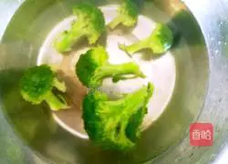 Illustration of how to make fried black rice with broccoli 5