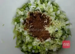 Illustration of how to make crispy scallion pancake 3