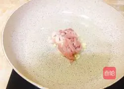 Illustration of how to make stir-fried noodles with shredded pork and pickled vegetables 4