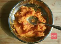 Illustration of how to make milk-flavored pumpkin two-color steamed buns 2