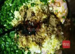 Illustration of how to make dumplings stuffed with pork and chives 3