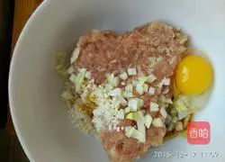 Illustration of how to make colorful lotus root meat pie 6