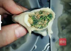 Illustration of how to make shepherd's purse and pork dumplings 10