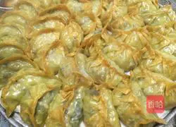 Illustration of how to make five-flavored pork and cabbage dumplings 3