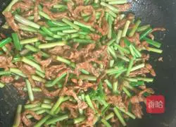 Illustration of how to make fried pancakes with shredded pork, garlic and moss 7