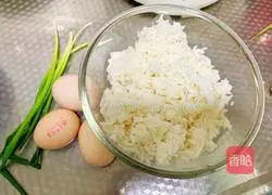 Illustration of how to make traditional egg fried rice bento 1