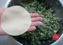 Illustration of how to make dumplings stuffed with pork and chives 7