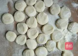 Illustration of how to make leek and meat dumplings 7