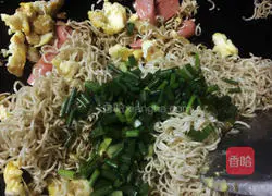 Illustration of how to make fried noodles with eggs 8