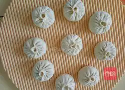 Illustration of how to make chives and vermicelli buns 16