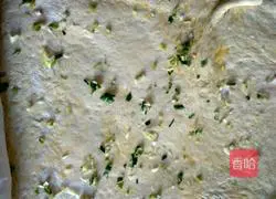 Illustration of how to make steamed scallion pancakes with knife 7