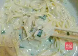 Illustration of how to make shredded potato and egg pancakes 5