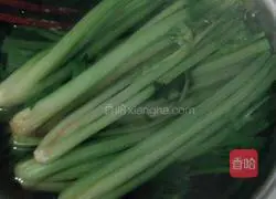 Illustration of how to make celery and pork dough pie 4