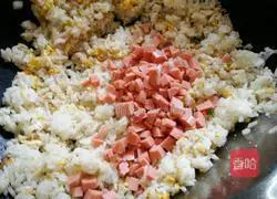 Illustration of how to make onion, ham, sausage and egg fried rice 7