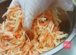 Illustration of how to make carrot and potato shredded cake 4