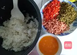 Illustration of how to make colorful egg fried rice 2