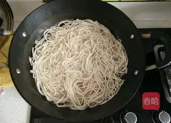 Illustration of how to make noodles with oyster sauce and tomato sauce 1