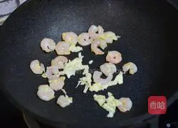 Illustration of how to make colorful fried rice with shrimps 6
