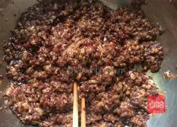 Illustration of how to make wontons stuffed with chives and meat 2