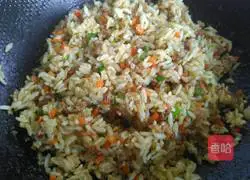 Illustration of how to make fried rice with minced meat and colorful vegetables 9