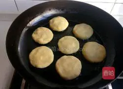 Illustration of how to make sweet potato pancakes with cheese heart 7